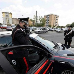 Per dargli una lezione aggrediscono e derubano un 15enne