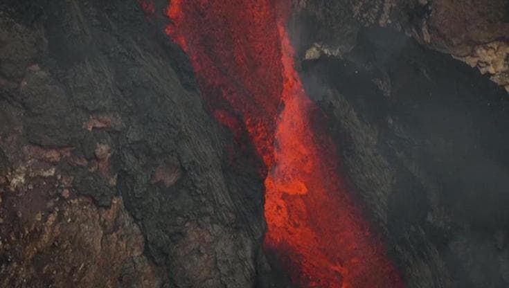 Etna, la lava sembra scomparire nel vulcano: il raro fenomeno del "travaso tra crateri"