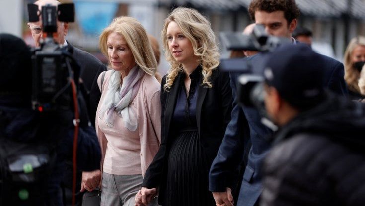 Condannata a 11 anni Elizabeth Holmes. La sua storia di truffa raccontata in Drop out con Amanda Seyfried