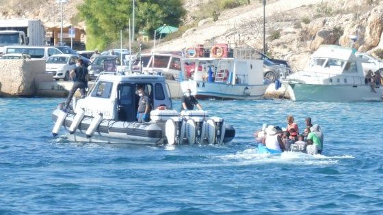 A Lampedusa più di mille migranti, il sindaco a Conte: "Basta misure tampone" 