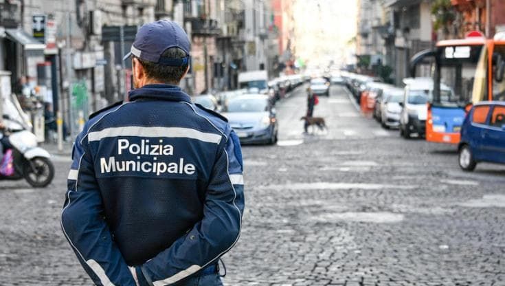 Napoli, molesta una turista con bambino sul bus 182 e ferisce quattro vigili: bloccato