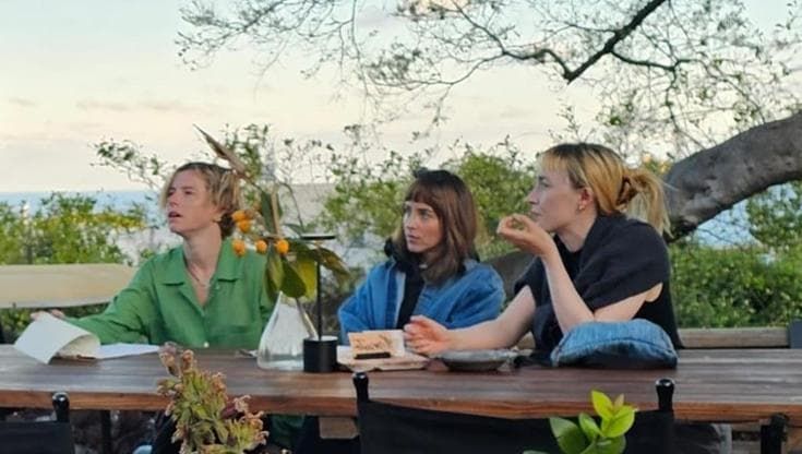 Jessie Buckley, Dakota Johnson e Saoirse Ronan a Stromboli per “Three incestuous sisters”