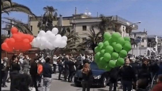 Coronavirus, folla per il funerale del sindaco di Saviano, indaga la Procura di Nola