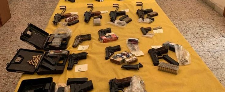 Catania, scoperto un arsenale sotterrato in spiaggia