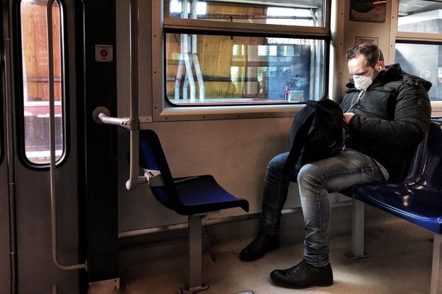 In viaggio tra i pendolari, la Napoli dei silenzi sulla Circumflegrea