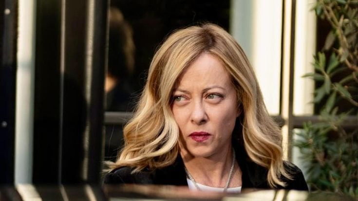 Ue, vertice ristretto sull’Ucraina con Macron e Scholz da Orban, ma Meloni non c'è. Il caso della foto notturna a tre all'Amigo