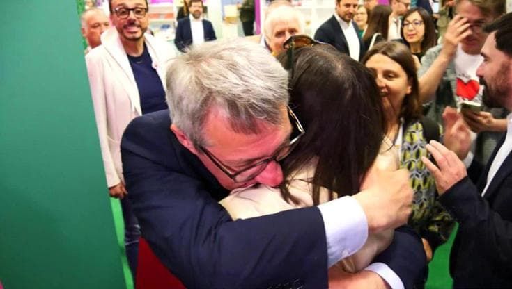 Referendum, l'abbraccio tra Landini e Schlein: "C'è voglia di andare a votare"