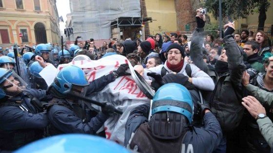 Bologna, proteste contro il caro-mensa: nuovi scontri tra studenti e polizia