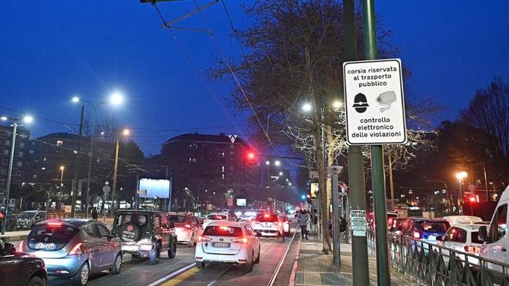 Ogni giorno 90 multe ai furbetti che usano le corsie dei bus