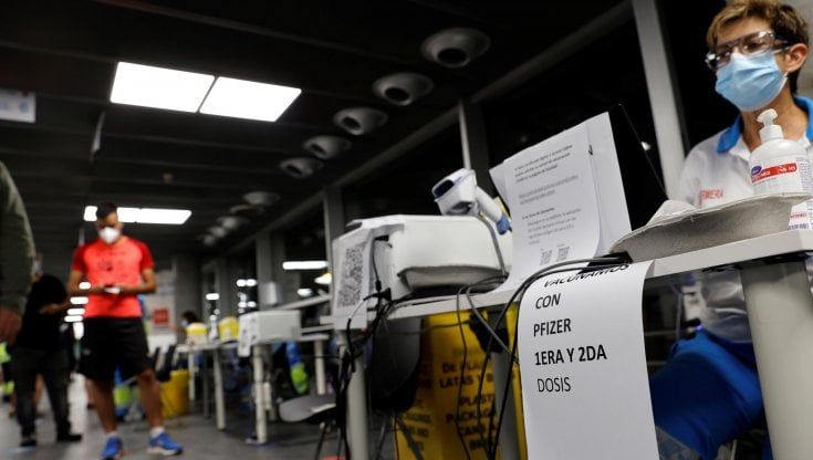 I contagi da Covid crescono in Spagna. Parigi invita i francesi a evitarla 