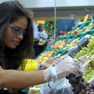 Sale la fiducia dei consumatori, cala quella delle imprese 