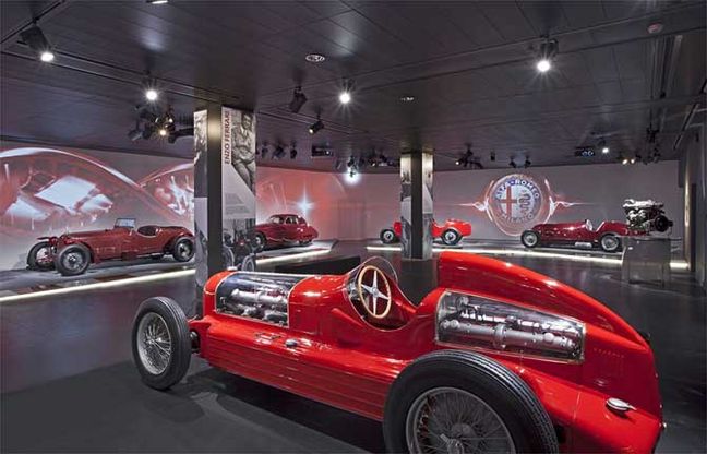 Anniversario Alfa Romeo, e il platano si illumina di rosso