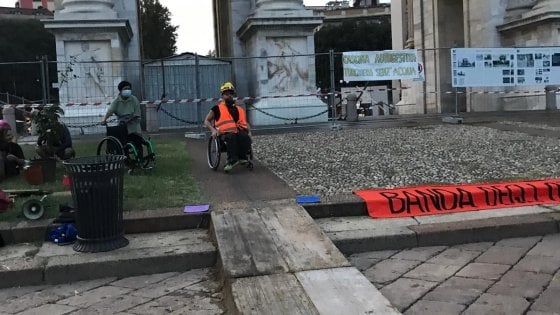 Una pedana per le carrozzine all'Arco della Pace di Milano: il blitz dei 'Disabili Pirata' contro le barriere architettoniche