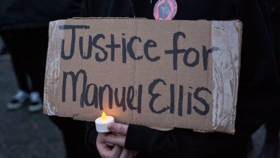 Usa, un altro afroamericano soffocato dagli agenti: Manuel Ellis, 33 anni. Un nuovo video sconvolge l'America