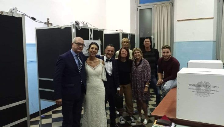 Elezioni, La Spezia: con il vestito da sposa al seggio
