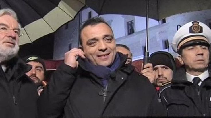 Criminalità, il sindaco di Castelnuovo di Porto minacciato di morte e picchiato davanti alla figlia in piazza: “Quello che mi ha fatto male è stata l’indifferenza”
