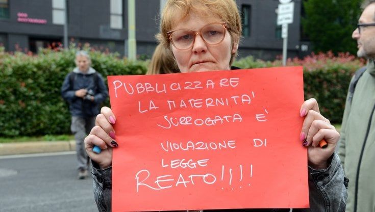 “Regalatevi un figlio”: la maternità surrogata alla fiera della discordia