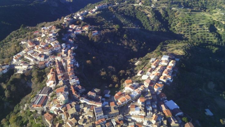 Nel borgo senza giovani la festa è il ritorno