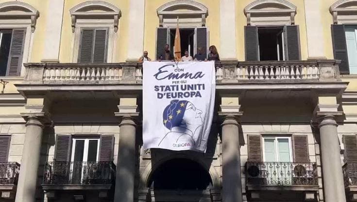"Con Emma per gli Stati Uniti d'Europa", lo striscione di +Europa per Bonino scomparsa un mese fa