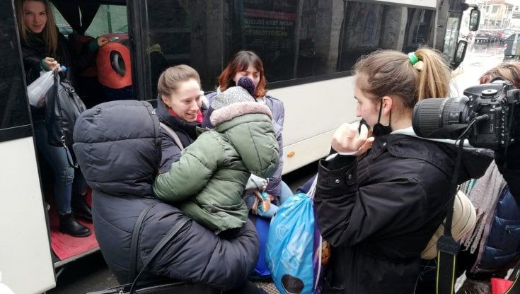 Profughi dall'Ucraina, a Bari 70 famiglie pronte ad aprire le porte di casa propria: "Non serve solo un tetto ma anche calore umano"