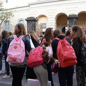 Scuola, la rabbia dei docenti pugliesi dopo le e-mail del Miur: "Come pacchi postali"