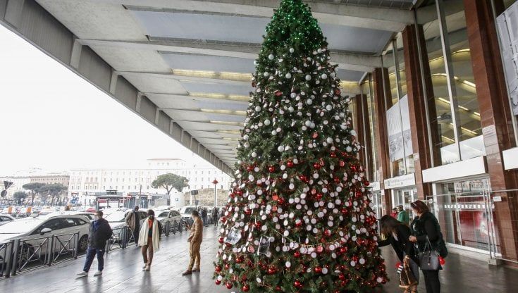 "A Babbo, damme un gratta e vinci co' 100.000 e nun fa er pulciaro". Alla stazione Termini il grande albero dei desideri