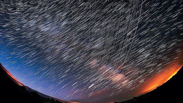 Più satelliti che stelle. L'allarme di Nature: "Il cielo buio è a rischio estinzione"