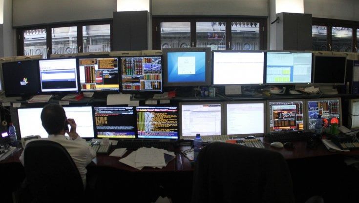 Le Borse di oggi, 22 luglio. Milano chiude piatta, lo spread stabile a 238 punti. Nubi sul manifatturiero