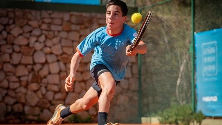 Il bambino che gioca a tennis senza rovescio