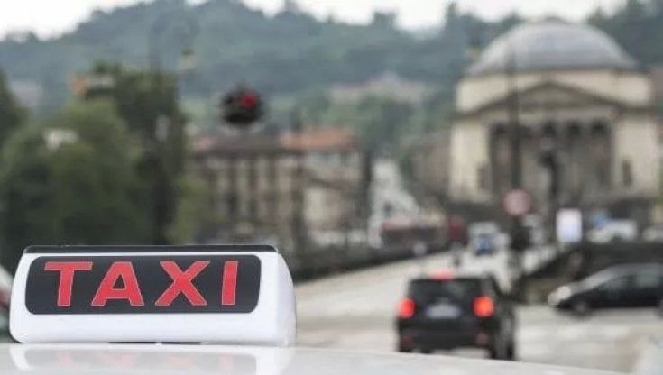 Attaccato con un coccio di bottiglia e derubato: tassista ricoverato in ospedale ora fuori pericolo
