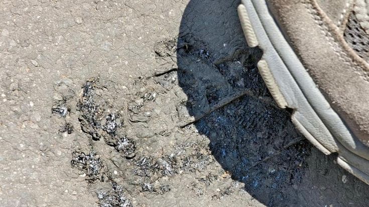 Emergenza caldo, l’asfalto di Roma si scioglie: catrame liquido dal centro alle periferie