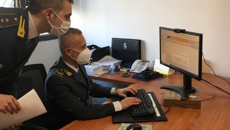 L'inchiesta di Prato: incassano assegni sociali per 260mila euro senza averne diritto