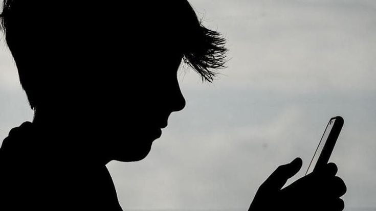 Se l’IA si sostituisce allo psicologo. “Troppi rischi per i pazienti”. I terapeuti fissano le regole