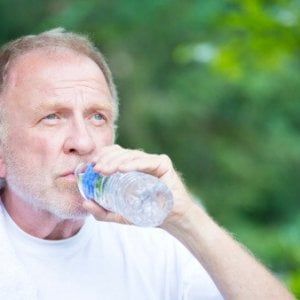 Anziani, come difendersi dal caldo: 10 bicchieri d'acqua, pesce azzurro e frullati