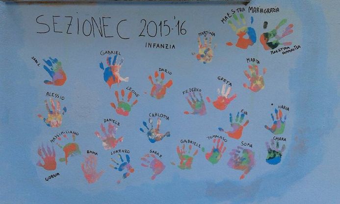 Manine colorate e alberi: alla Loi di Roma bambini e genitori dipingono la scuola 