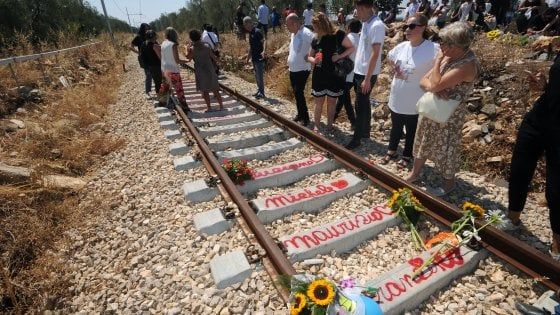 Scontro fra treni, l'anniversario sui binari della strage. Mattarella: "Giustizia per le vittime"