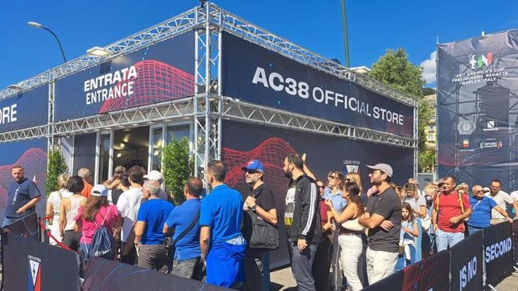 Coppa America a Napoli, file per salire su pontone e pedane. Trentamila persone al Village