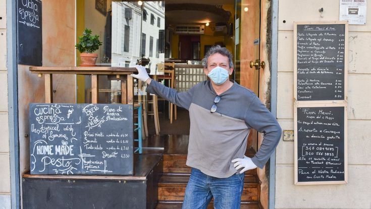 Whatsapp e amicizia, così riparte il locale del centro storico di Genova
