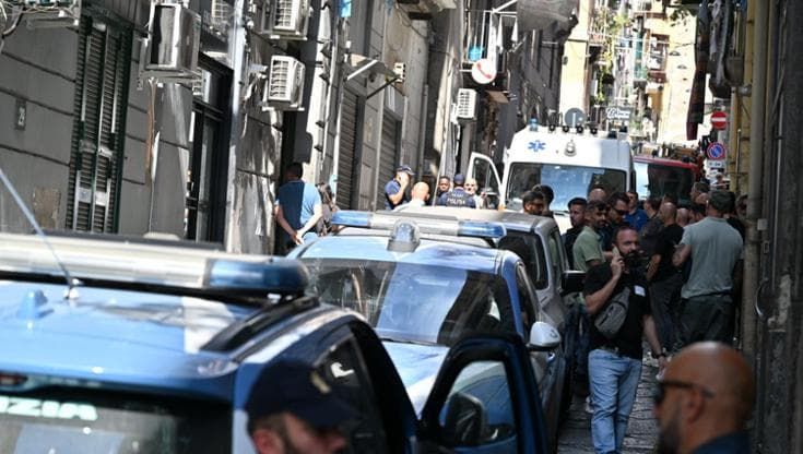 Si è arreso l’uomo che si era barricato ai Quartieri Spagnoli. I poliziotti entrano in casa