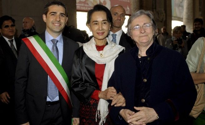 "Mi sento parte di voi"<br />San Suu Kyi abbraccia Parma