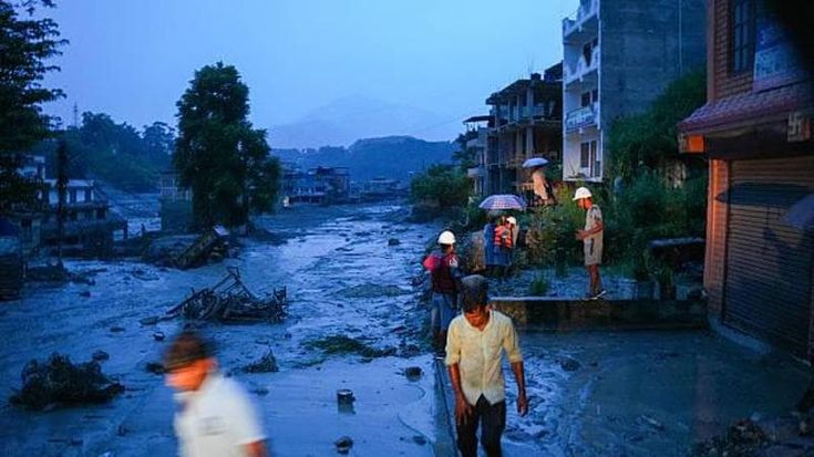 Nepal, inondazioni e frane al confine con il Tibet: 100 morti, oltre 400 turisti dispersi. La Farnesina: 90 italiani nell’area