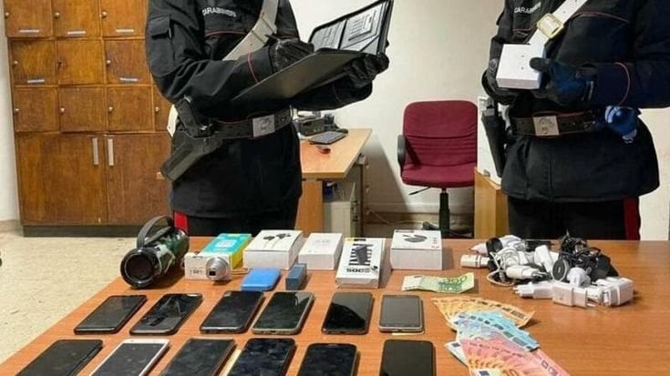 Smartphone, boom di furti nel centro storico: ogni giorno ne rubano otto. Ecco come difendersi