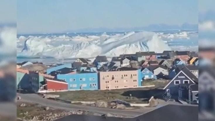 Iceberg gigante si spezza e si capovolge davanti alle coste della Groenlandia