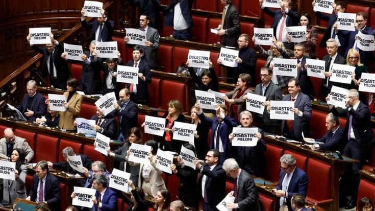 Parlamento in fuorigioco