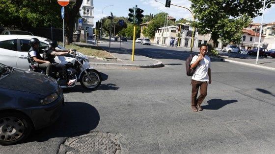 Roma, il safari senza “zebre”: con le strisce sparite pedoni come prede 