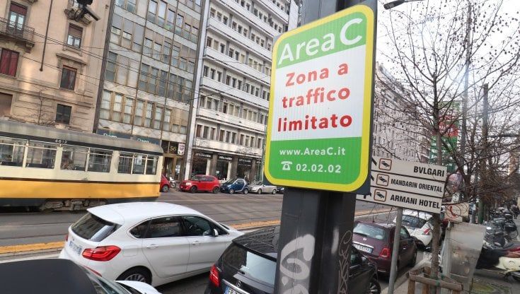 Dieci anni di Area C: con il ticket anti-traffico meno auto e più ecologiche in centro. E anche l'aria ne ha guadagnato