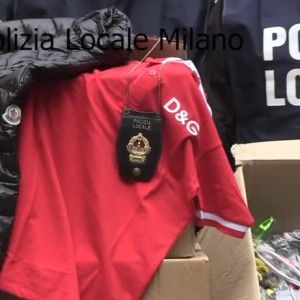 Griffe taroccate, blitz dei vigili a Milano: 10mila capi e Rolex da vendere ai mercati e nel metr&ograve;