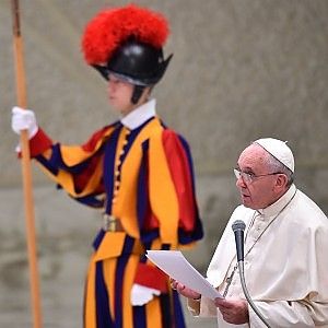Il Papa rimuove il capo delle guardie svizzere