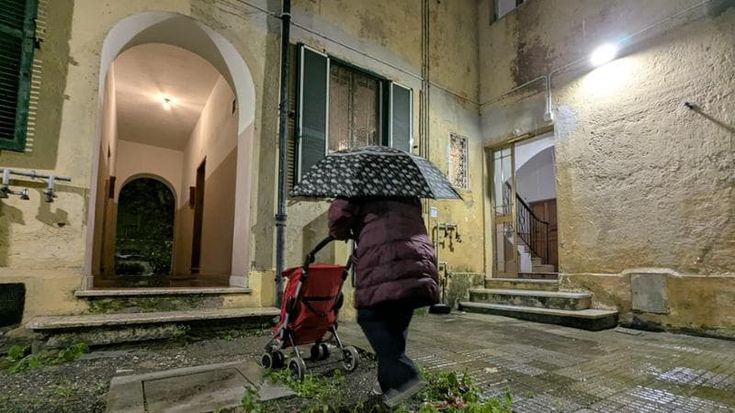 Cedono le grondaie e cornicioni a rischio caduta: grido di allarme delle palazzine Ater del Tufello