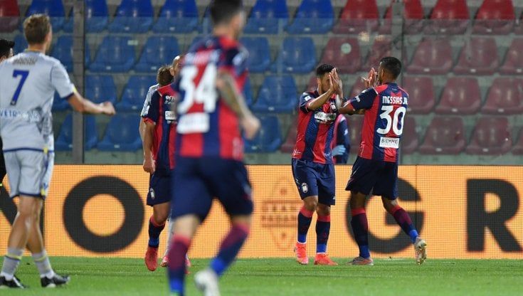 Crotone-Verona 2-1: Ounas e Messias, i calabresi non sono più ultimi